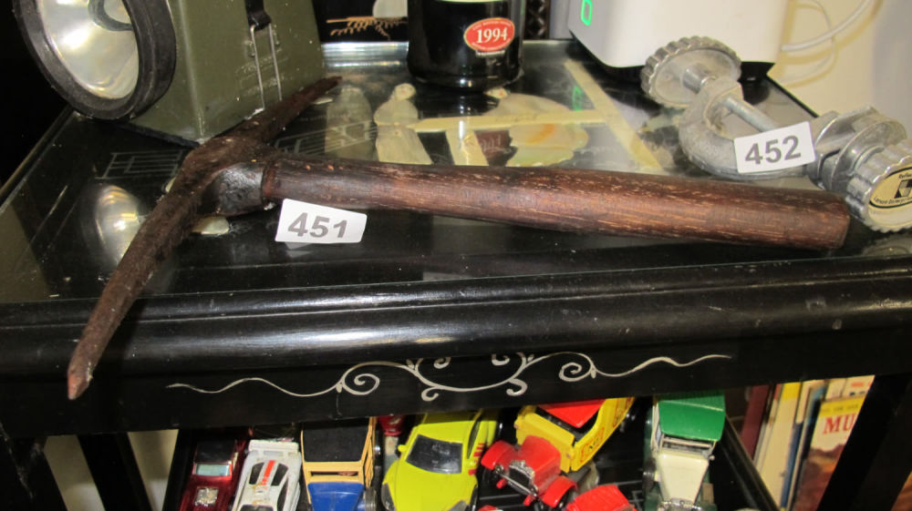 Lot 451: A vintage Mountaineers pick