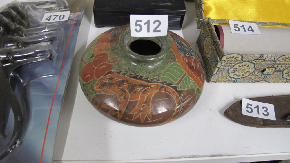 Lot 512: Nicaraguan pottery vase