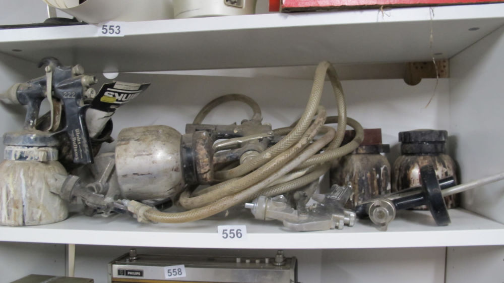 Lot 556: Paint spraying equipment
