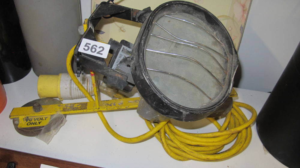 Lot 562: 110v site lamp