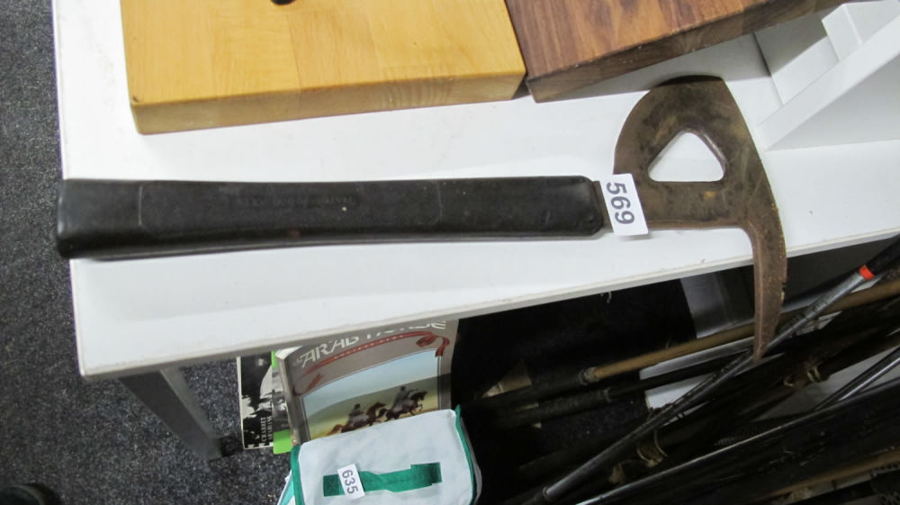 Lot 569: WW2 military RAF/Glider crash escape axe