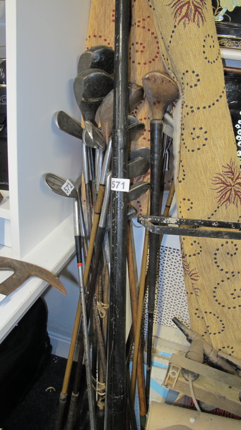Lot 572: Metal snooker cue case