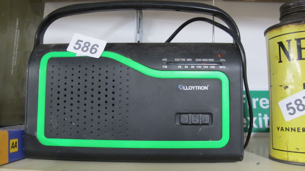 Lot 586: Lloytron radio