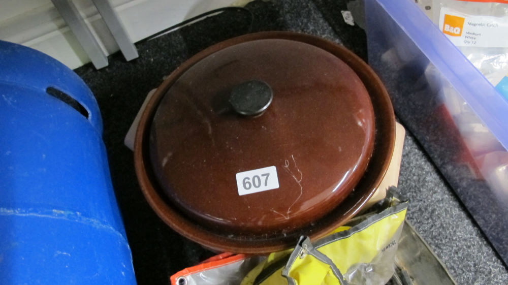 Lot 607: Crock pot
