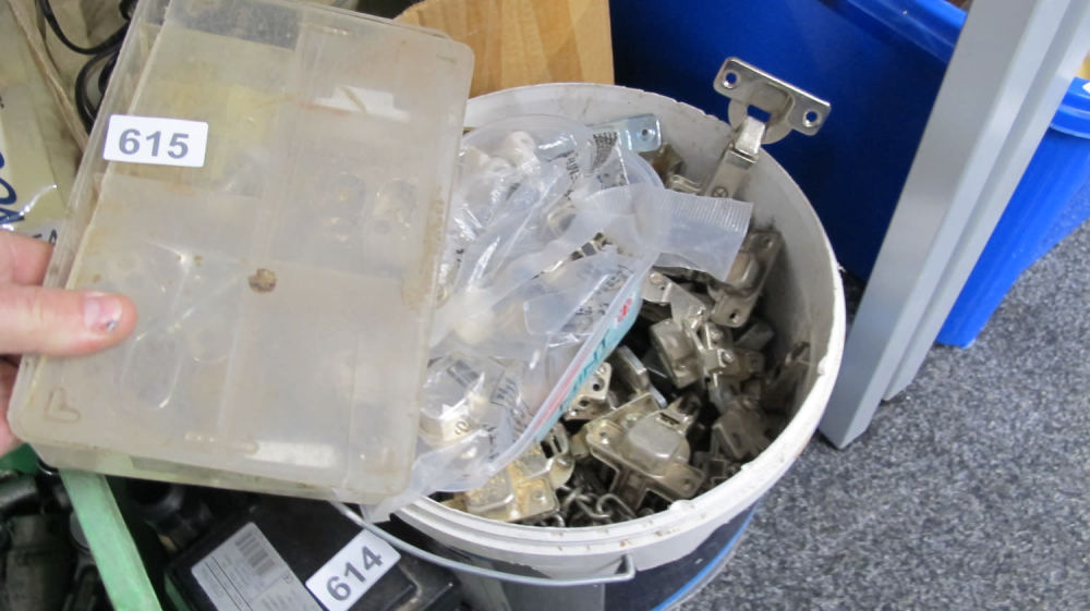 Lot 615: A tub of cupboard hinges