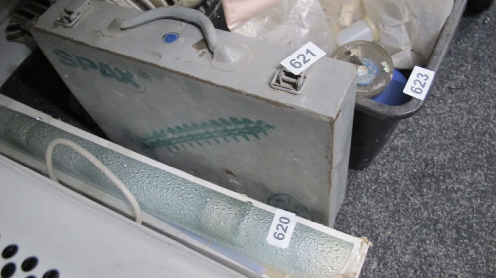 Lot 621: Metal toolcase