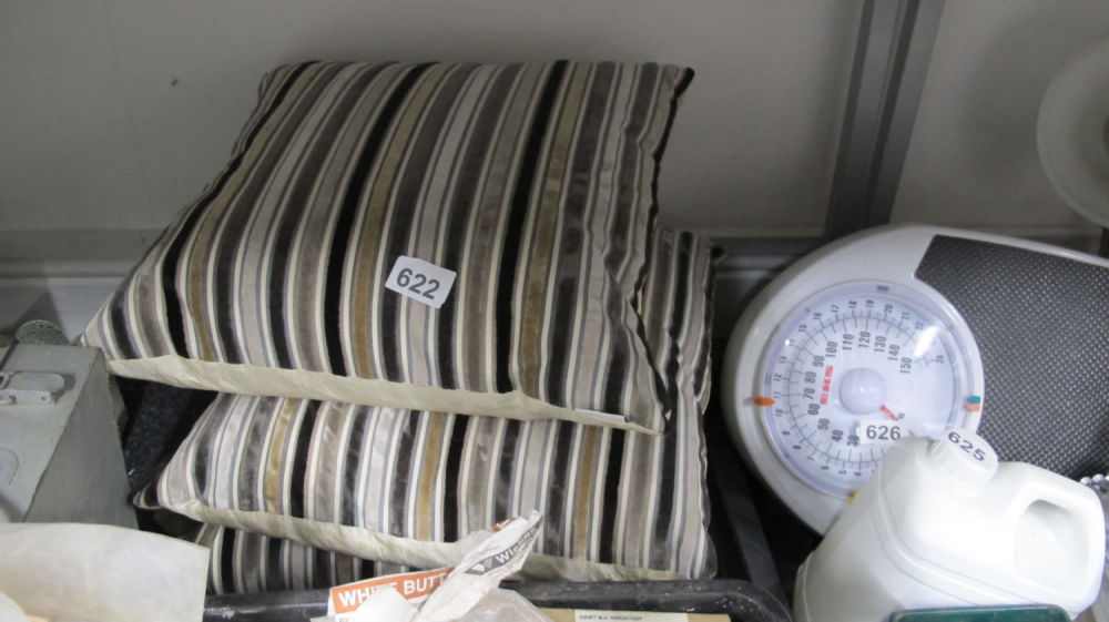 Lot 622: Cushions