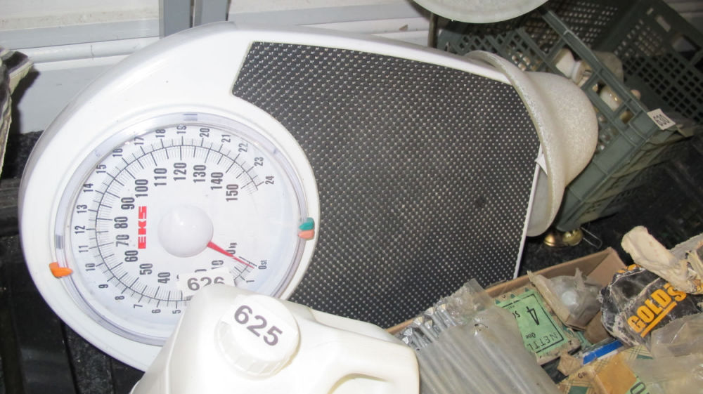 Lot 626: Bathroom scales