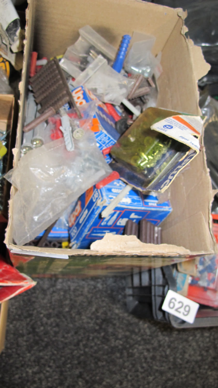 Lot 628: Box of rawl plugs etc