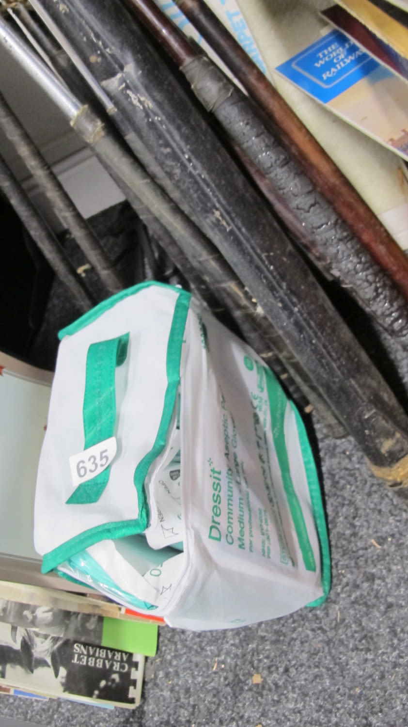 Lot 635: Dressing pack