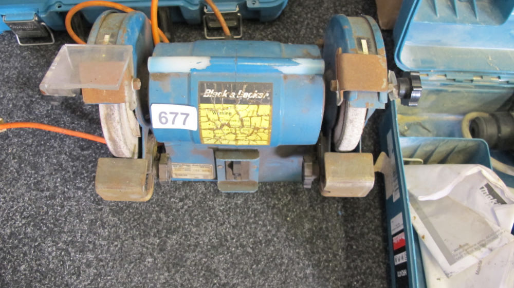 Lot 677: Black & Decker Bench grinder