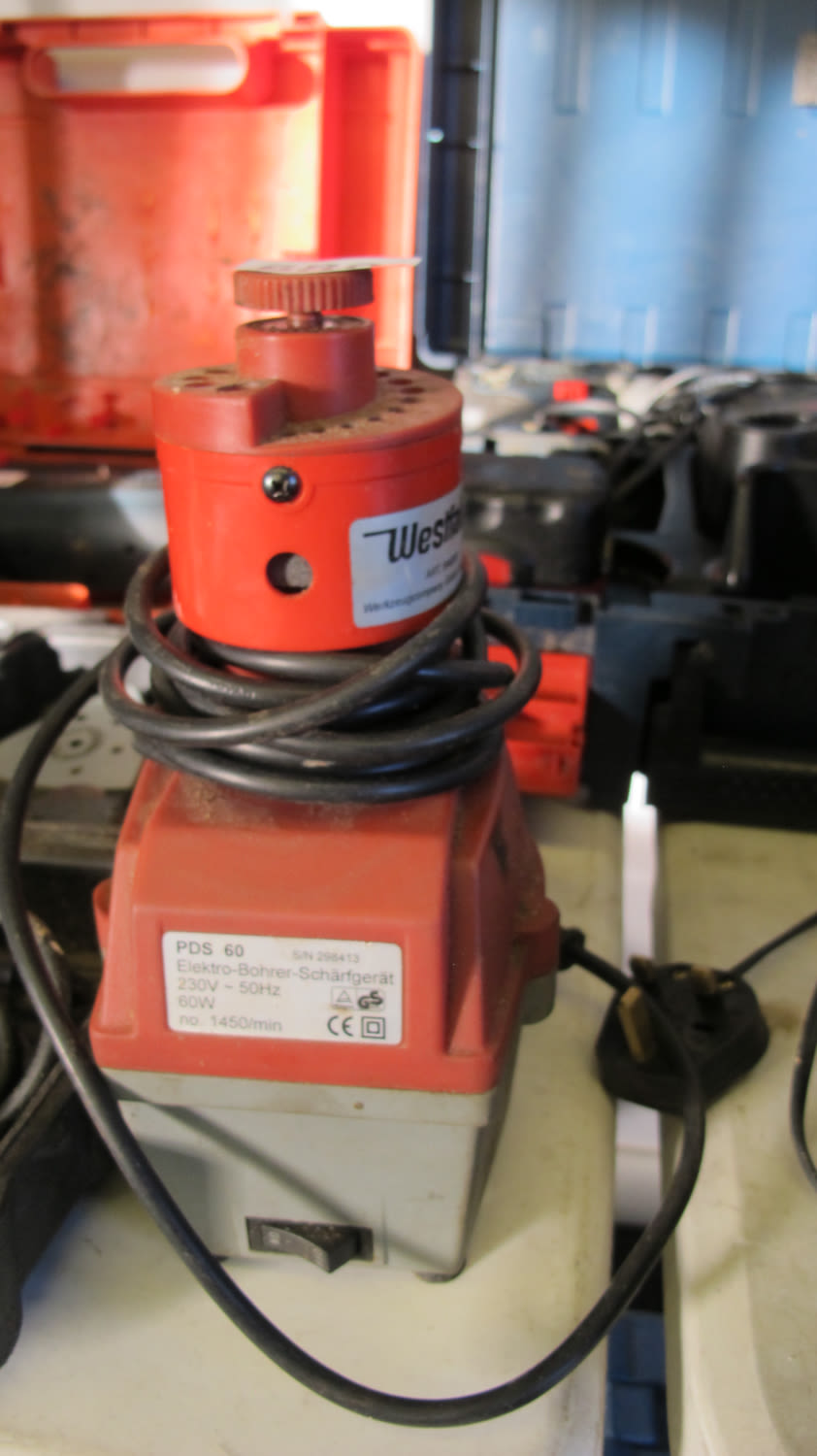 Lot 689: Westlake PDS60 drill bit sharpener