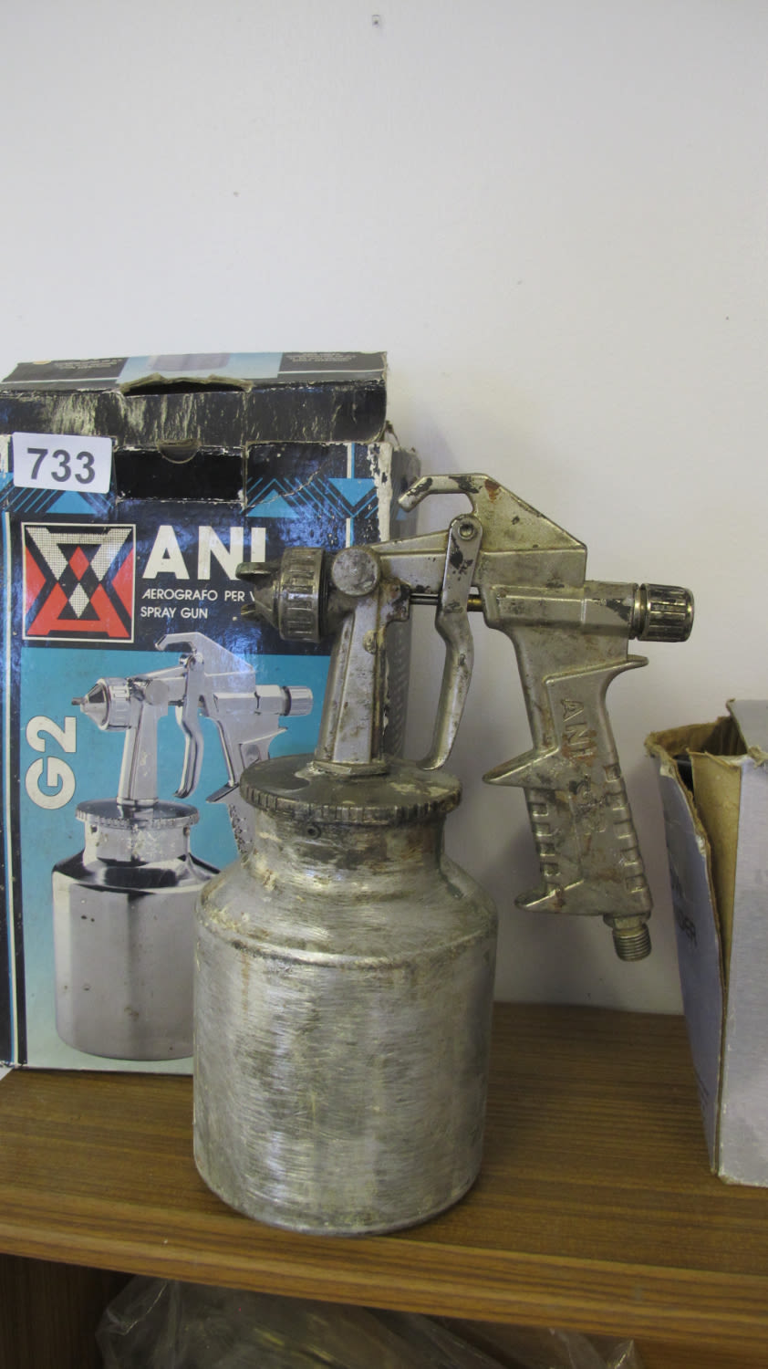 Lot 733: Spray gun