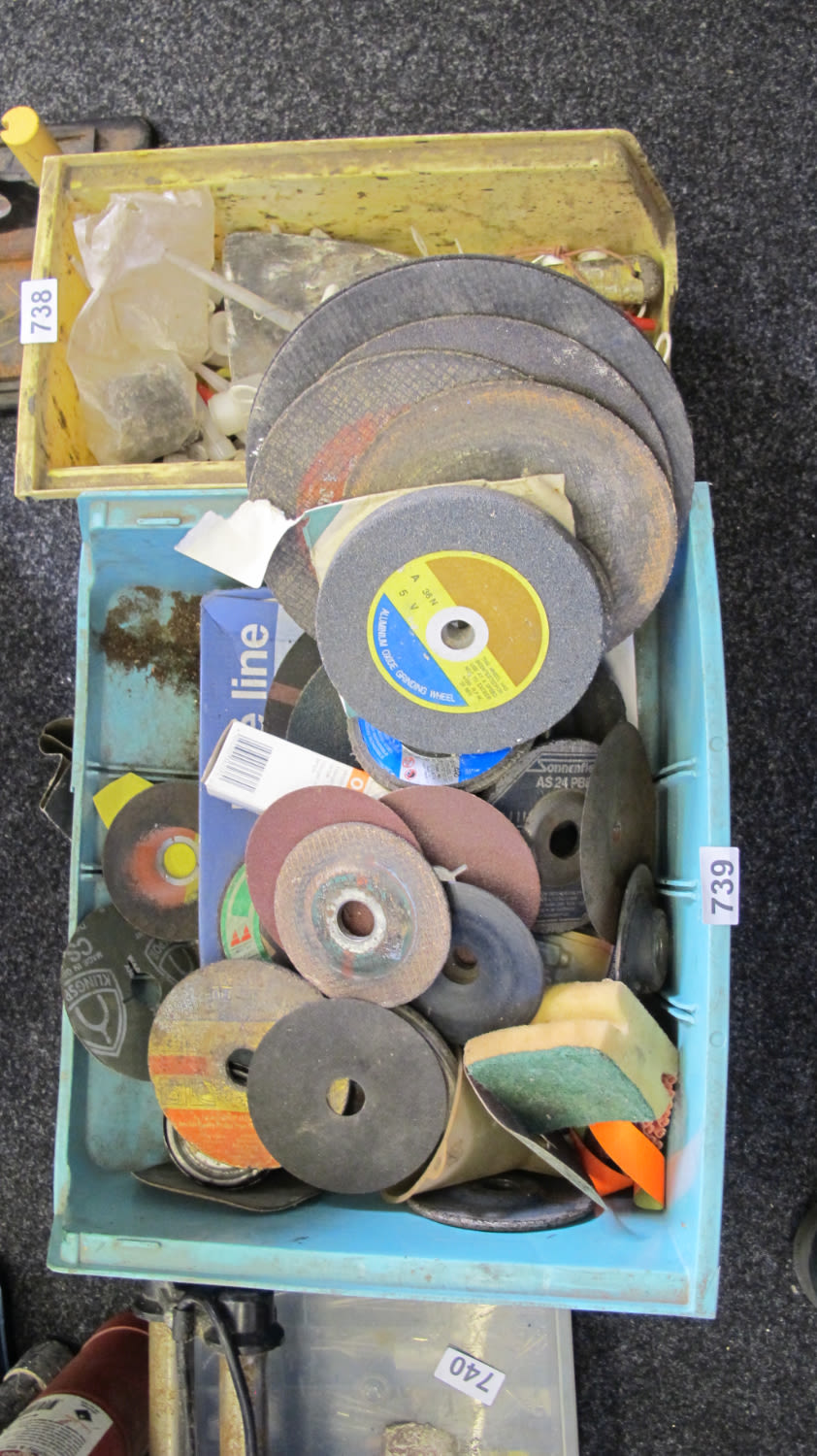 Lot 739: A tub of sanding/grinding/cutting discs