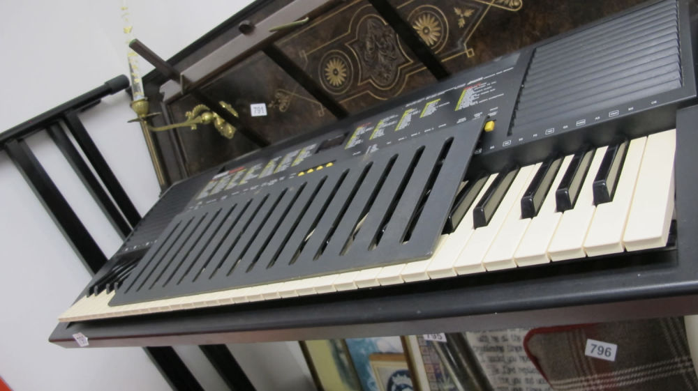 Lot 790: Electric keyboard