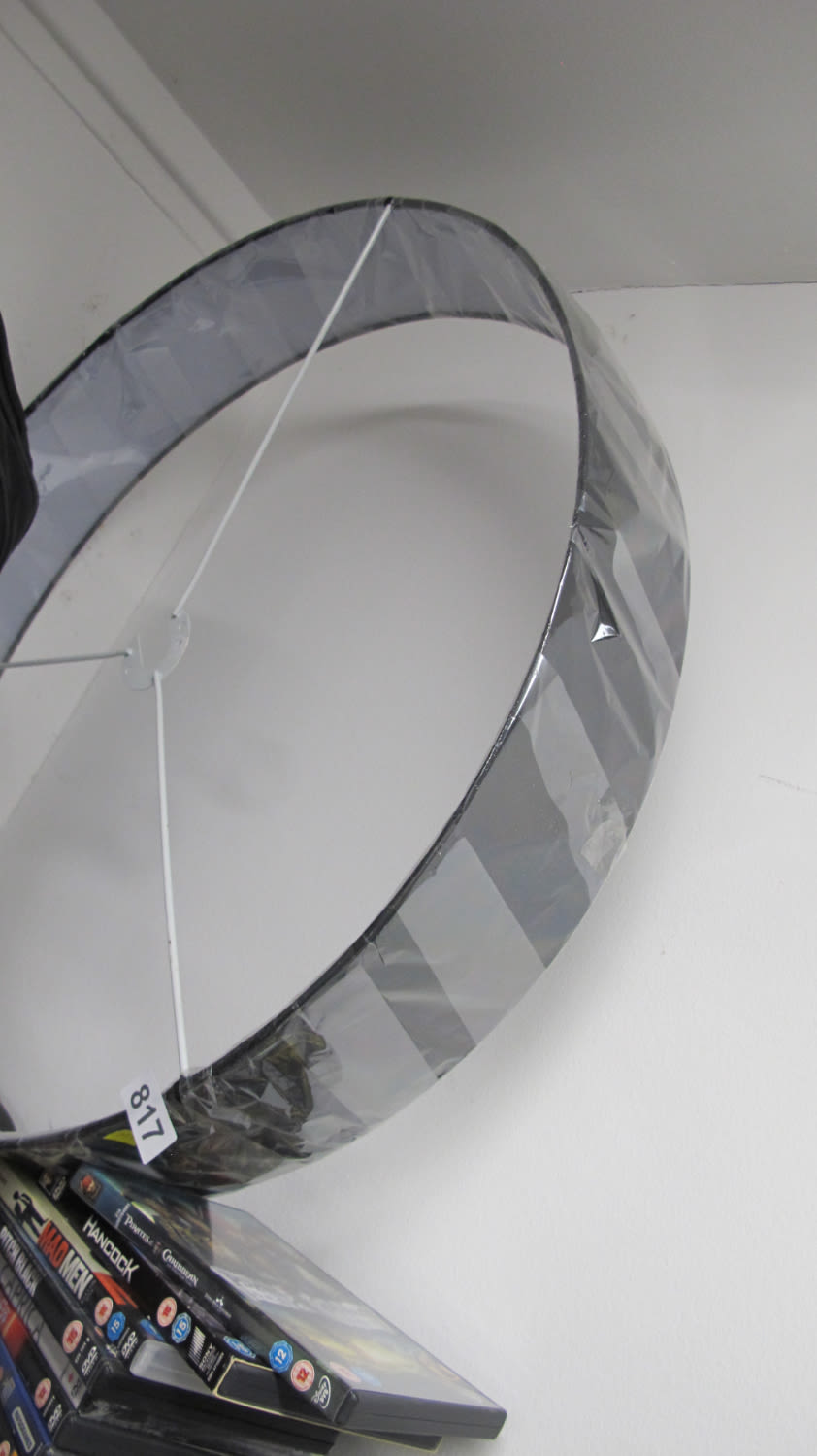 Lot 817: LArge light shade