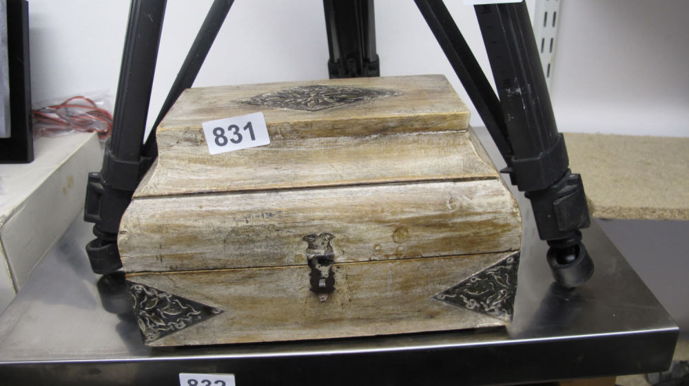 Lot 831: Decorative trinket box