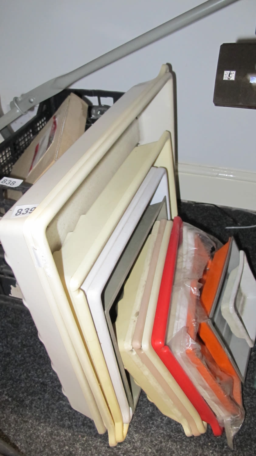 Lot 839: Plastic trays