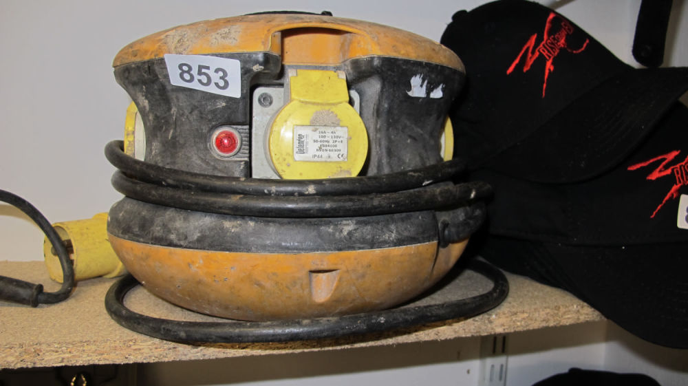 Lot 853: 110V multisocket