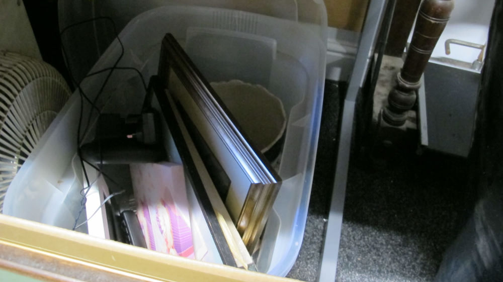 Lot 870: Tub of misc.