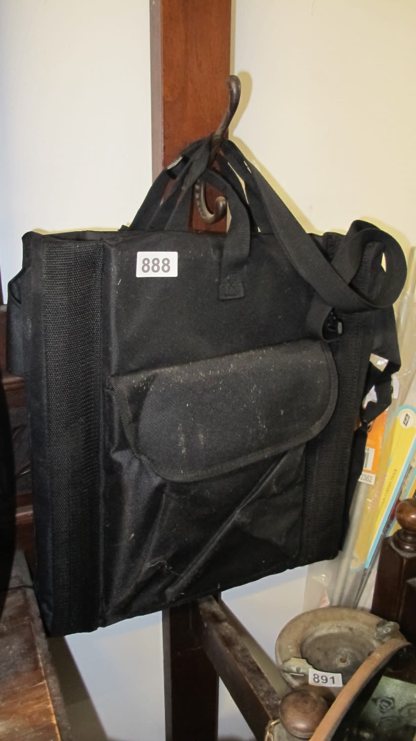 Lot 888: Travel bag