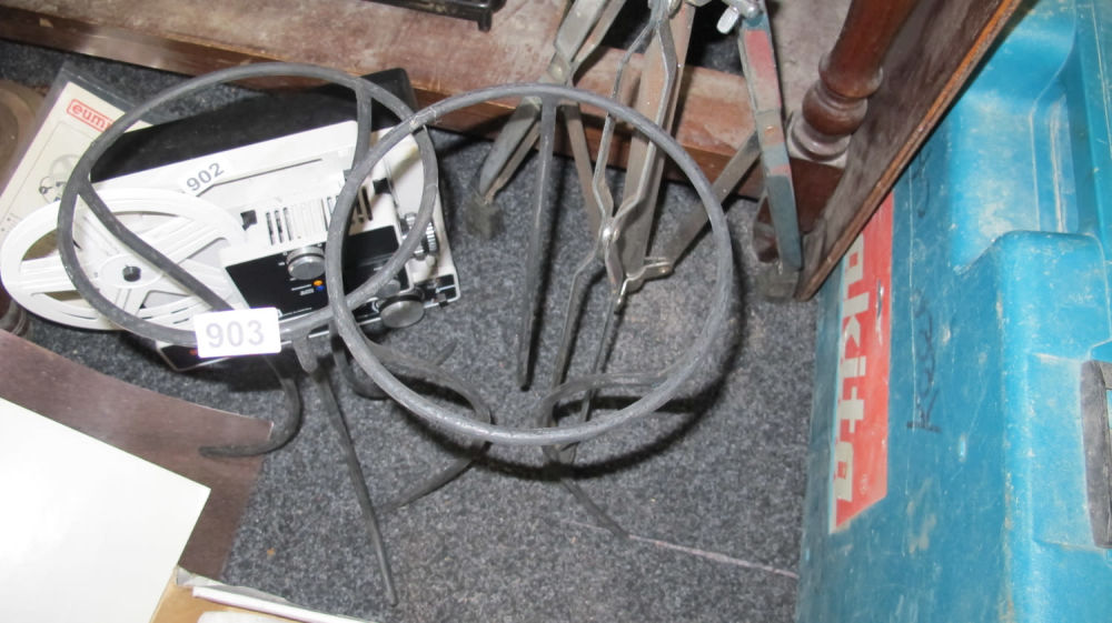 Lot 903: Metal plant stands