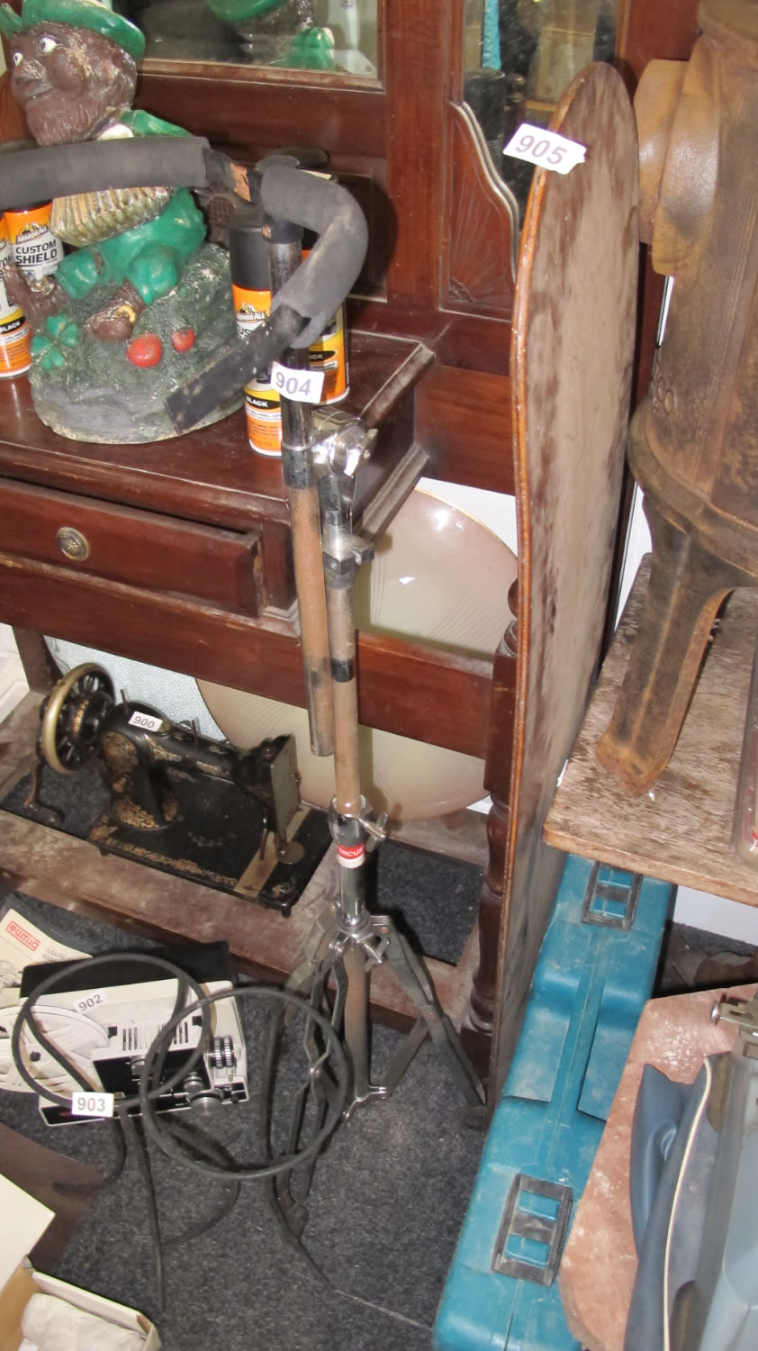 Lot 904: Stand