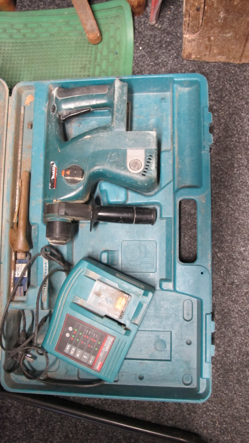 Lot 913: Battery drill