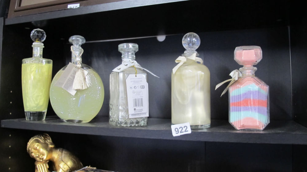 Lot 922: Bottles of bubble bath