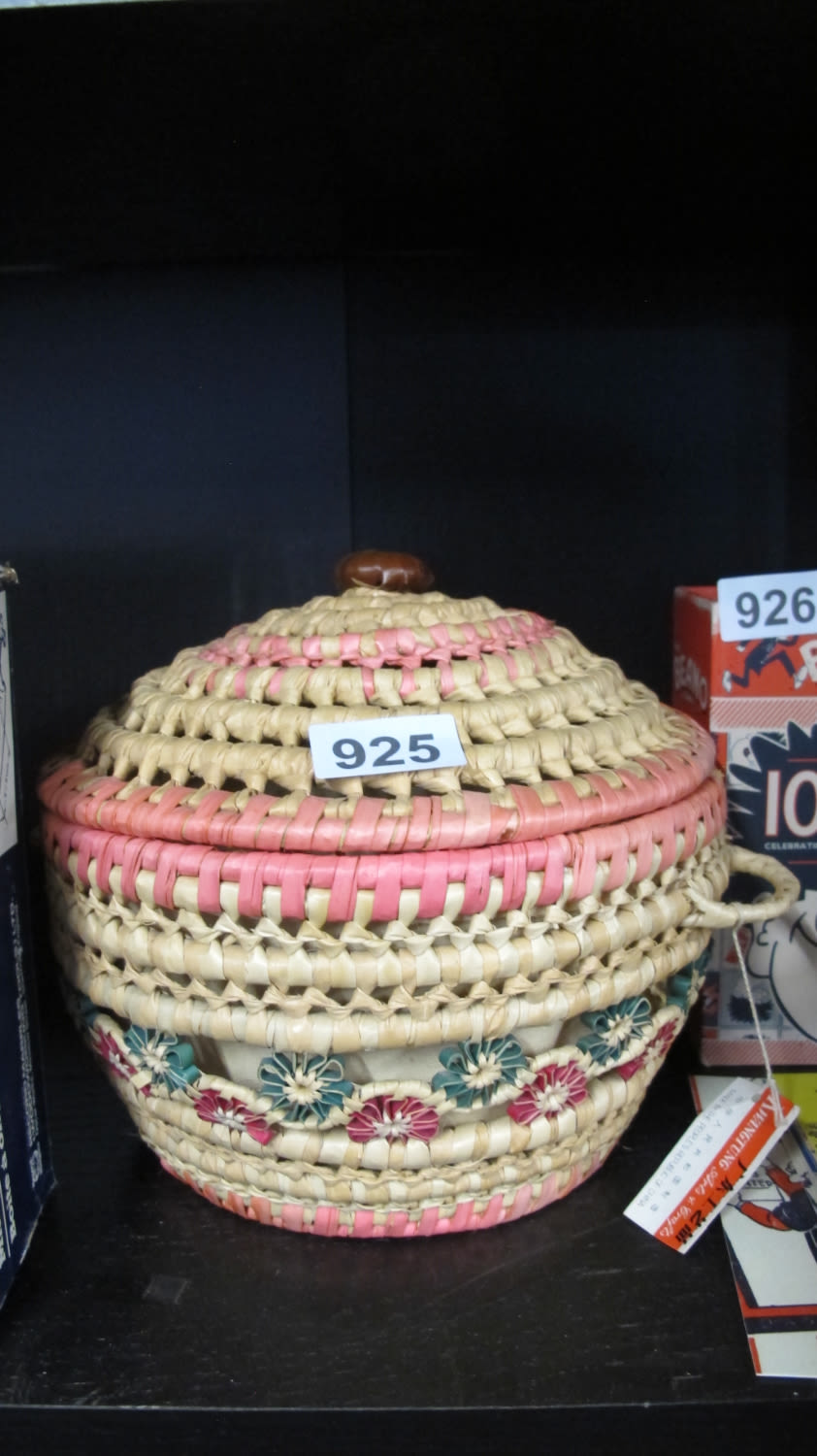 Lot 925: Wicker basket