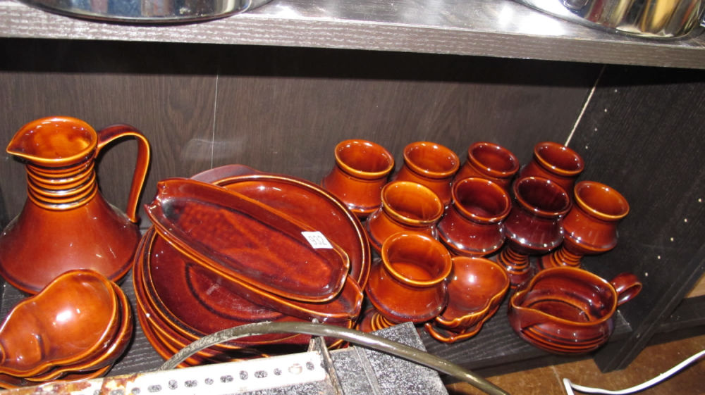 Lot 932: treacle glazed pottery