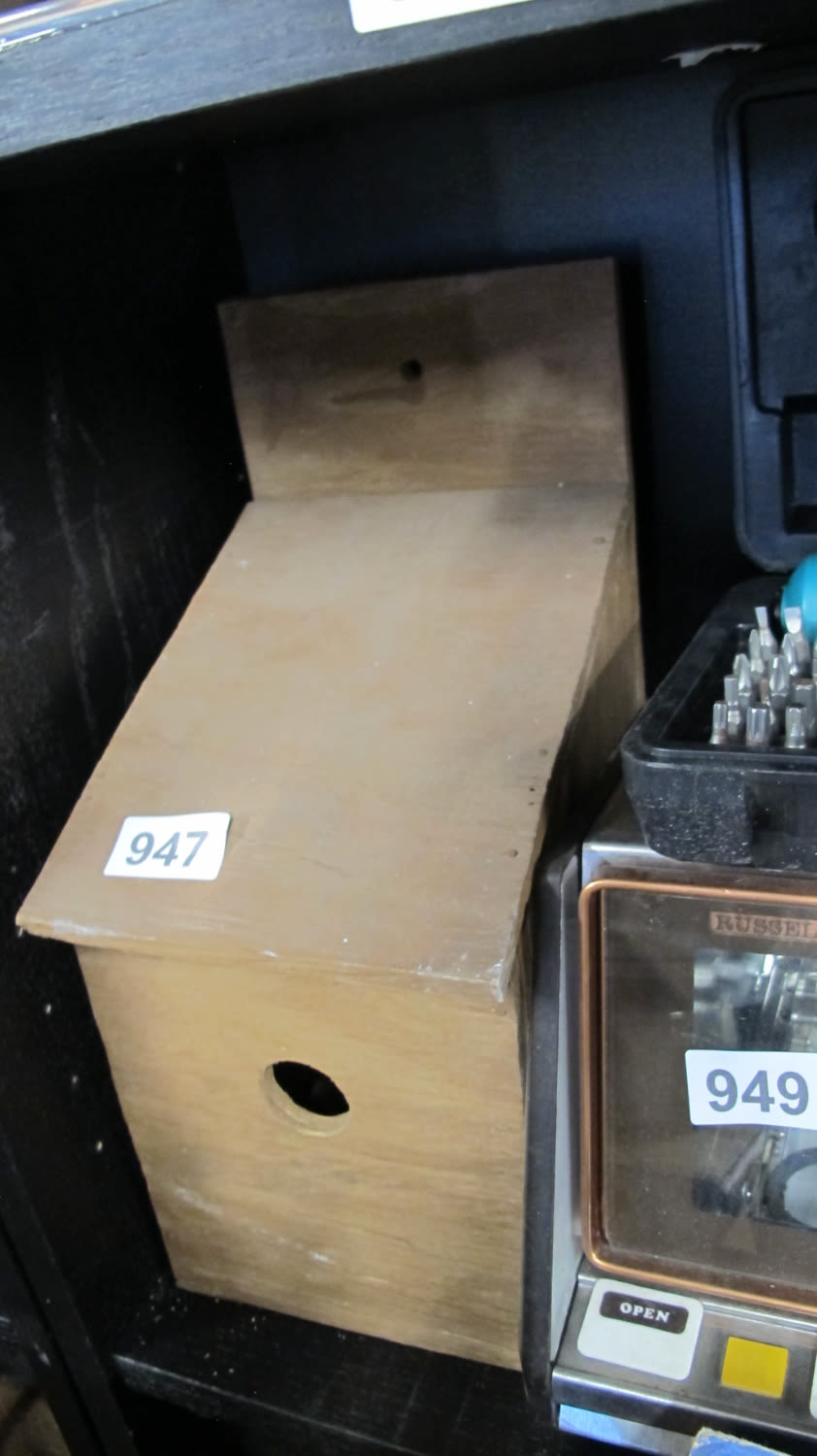 Lot 947: bird box