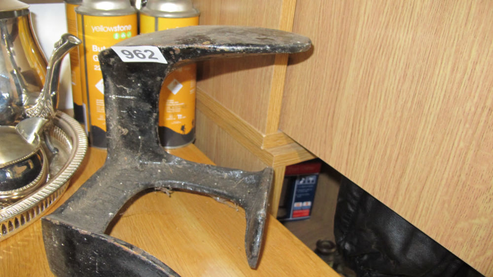 Lot 962: cobblers last