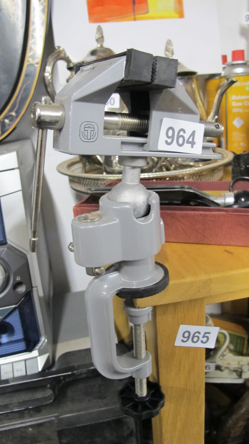 Lot 964: adjustable table vice