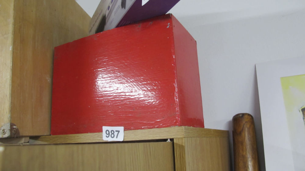 Lot 987: red box