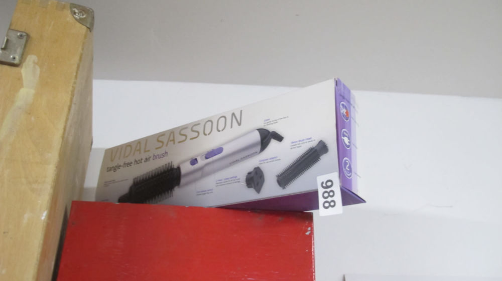 Lot 988: hot air styling brush