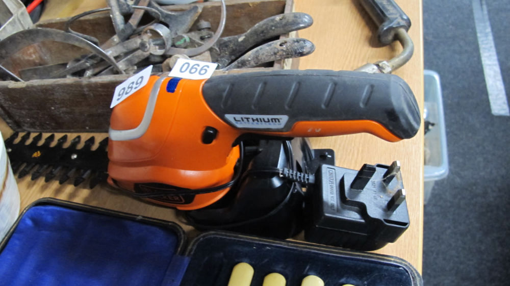 Lot 989: battery bush trimmer