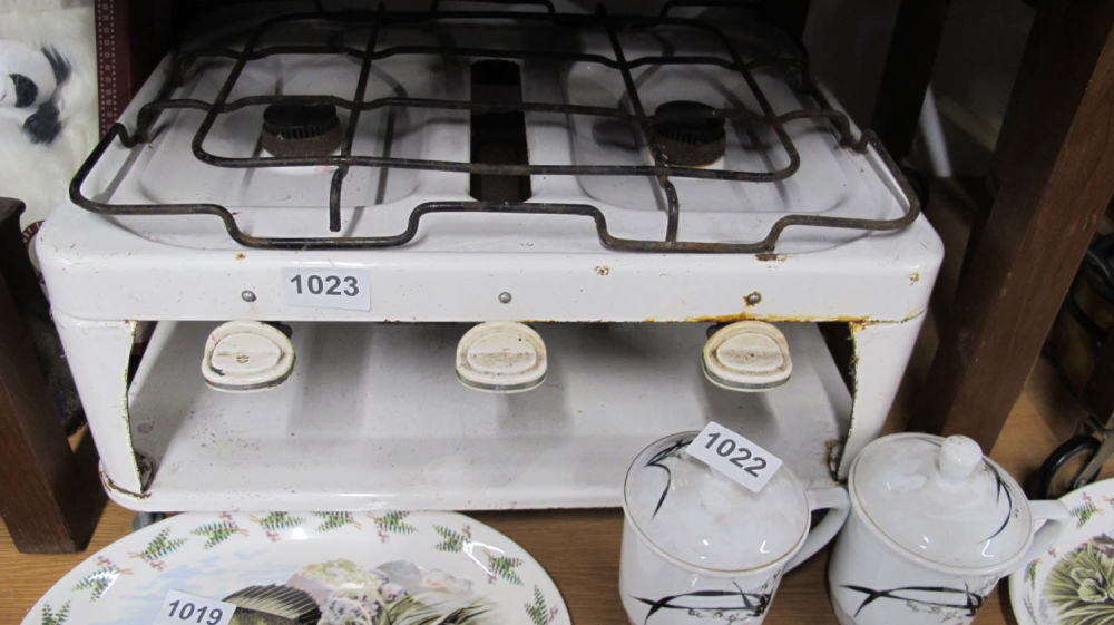 Lot 1023: gas camping stove