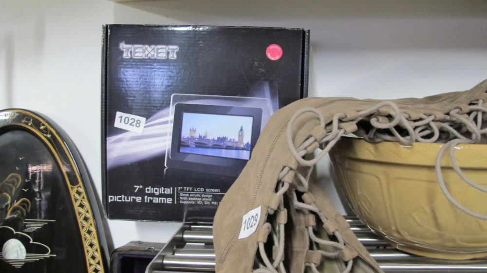 Lot 1028: digital picture frame