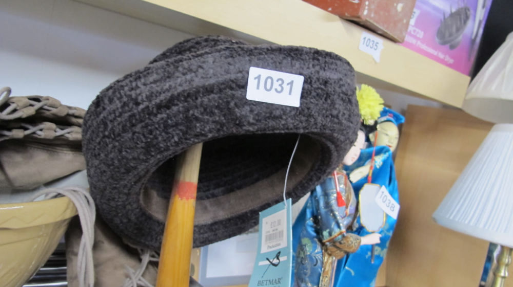 Lot 1031: hat