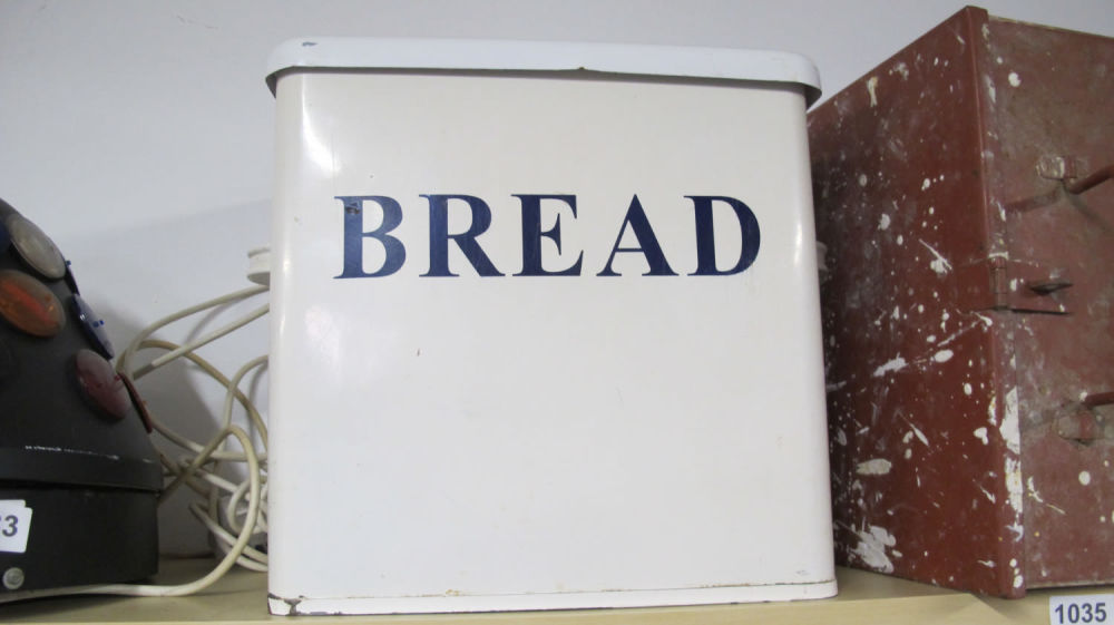Lot 1034: enamelled bread tin
