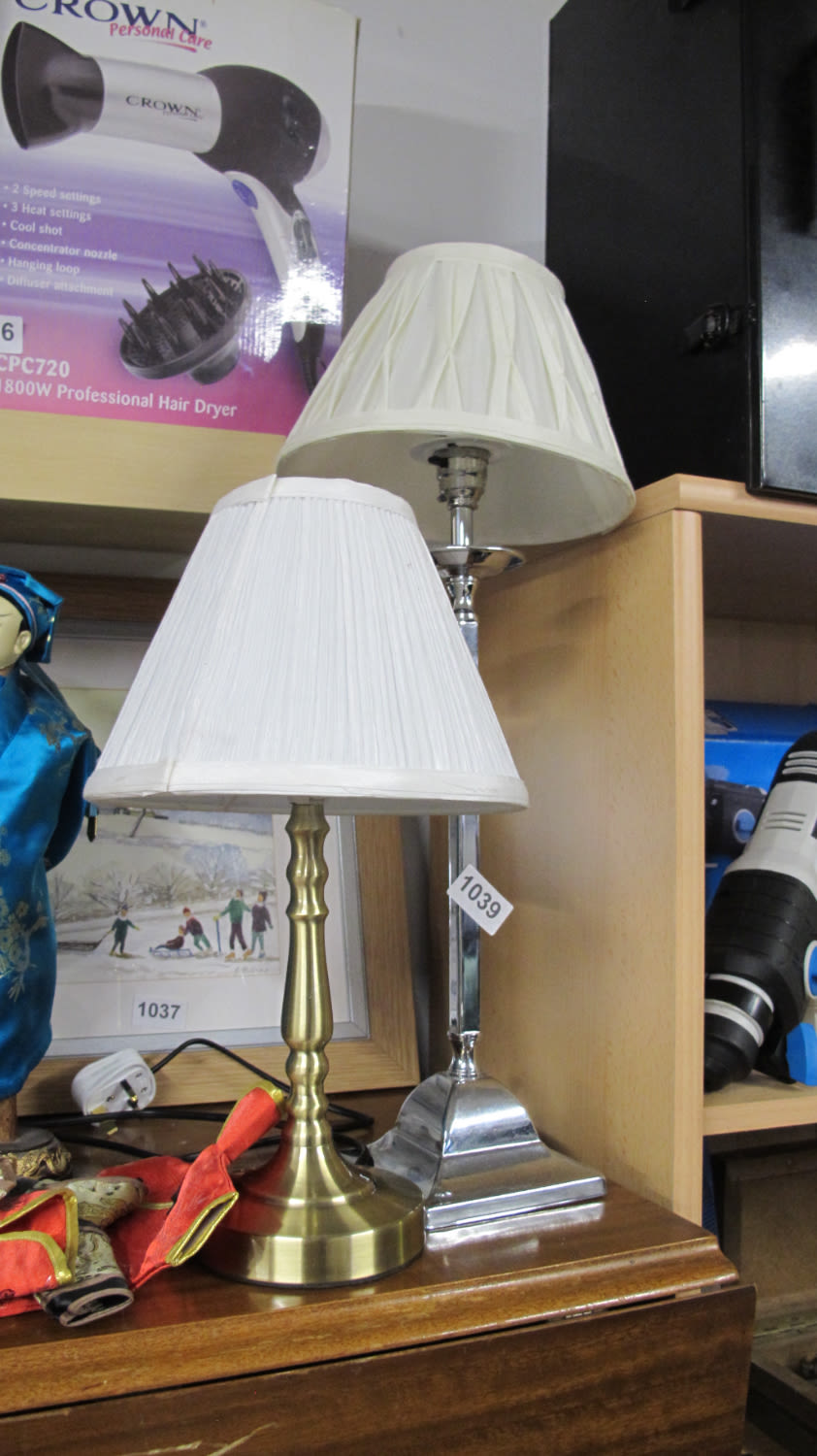 Lot 1039: 2 table lamps