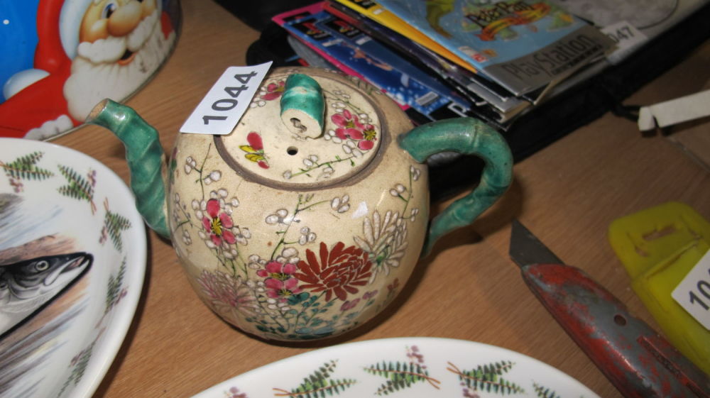 Lot 1044: Oriental tea pot