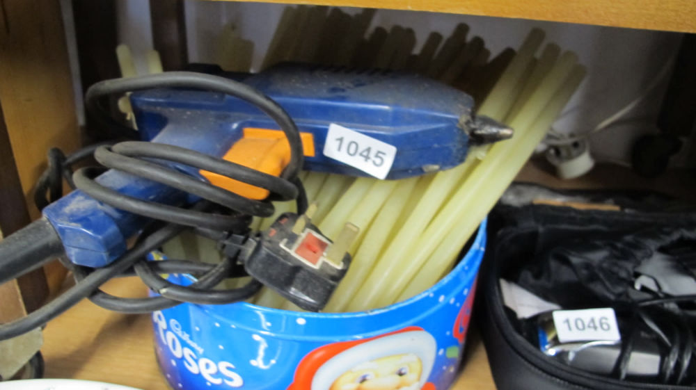 Lot 1045: glue gun and glue