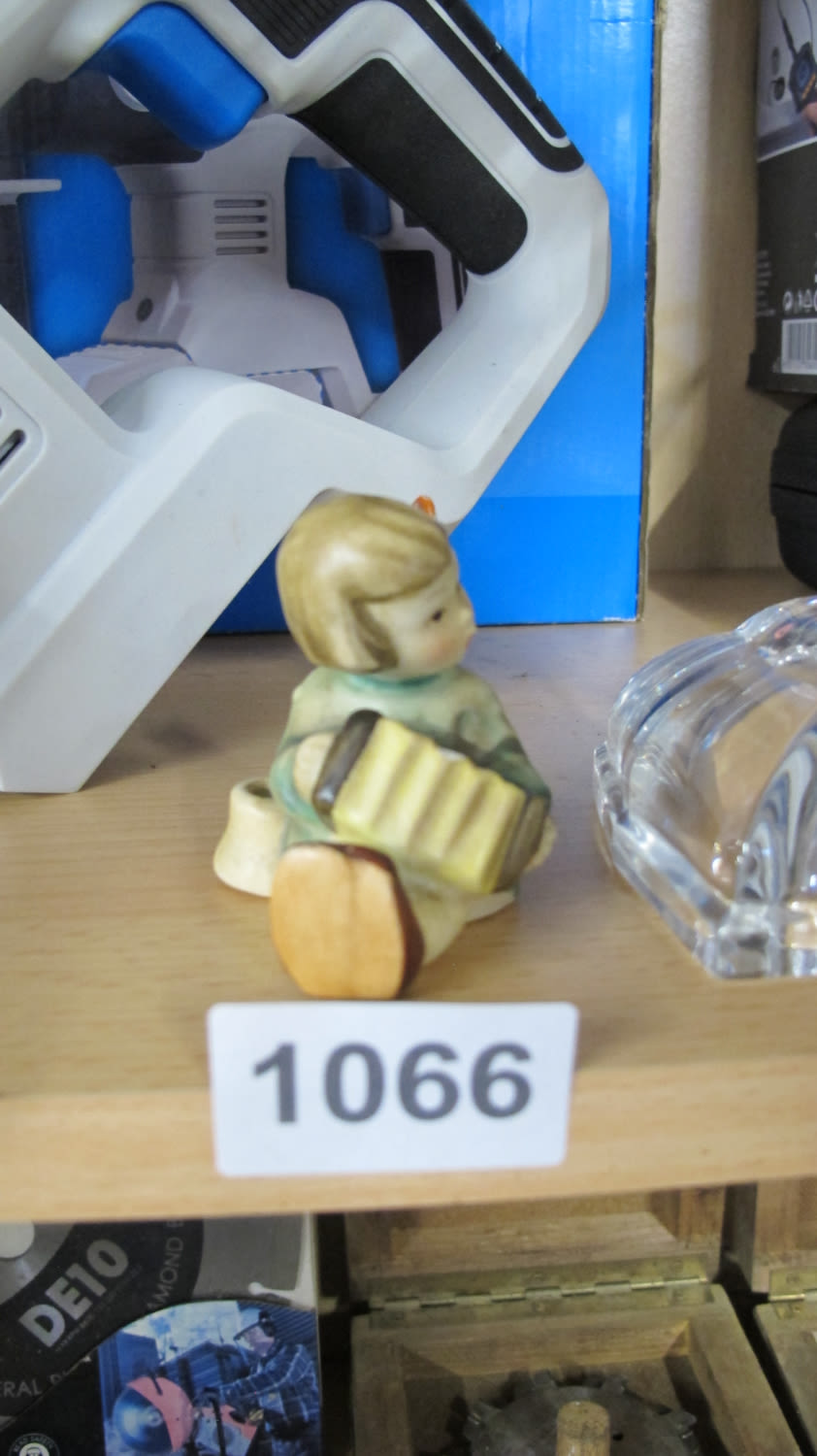 Lot 1066: figurine