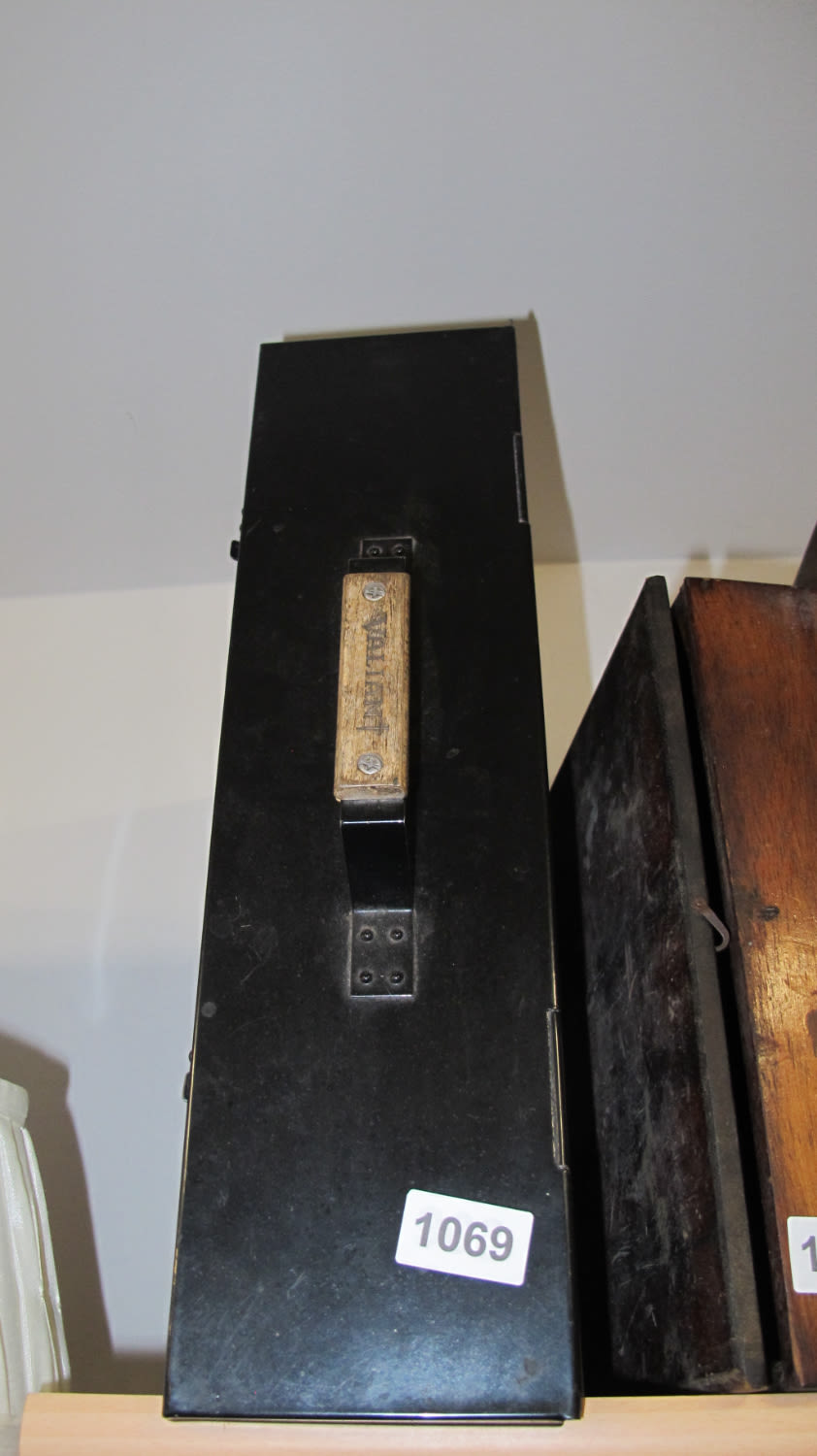 Lot 1069: metal case