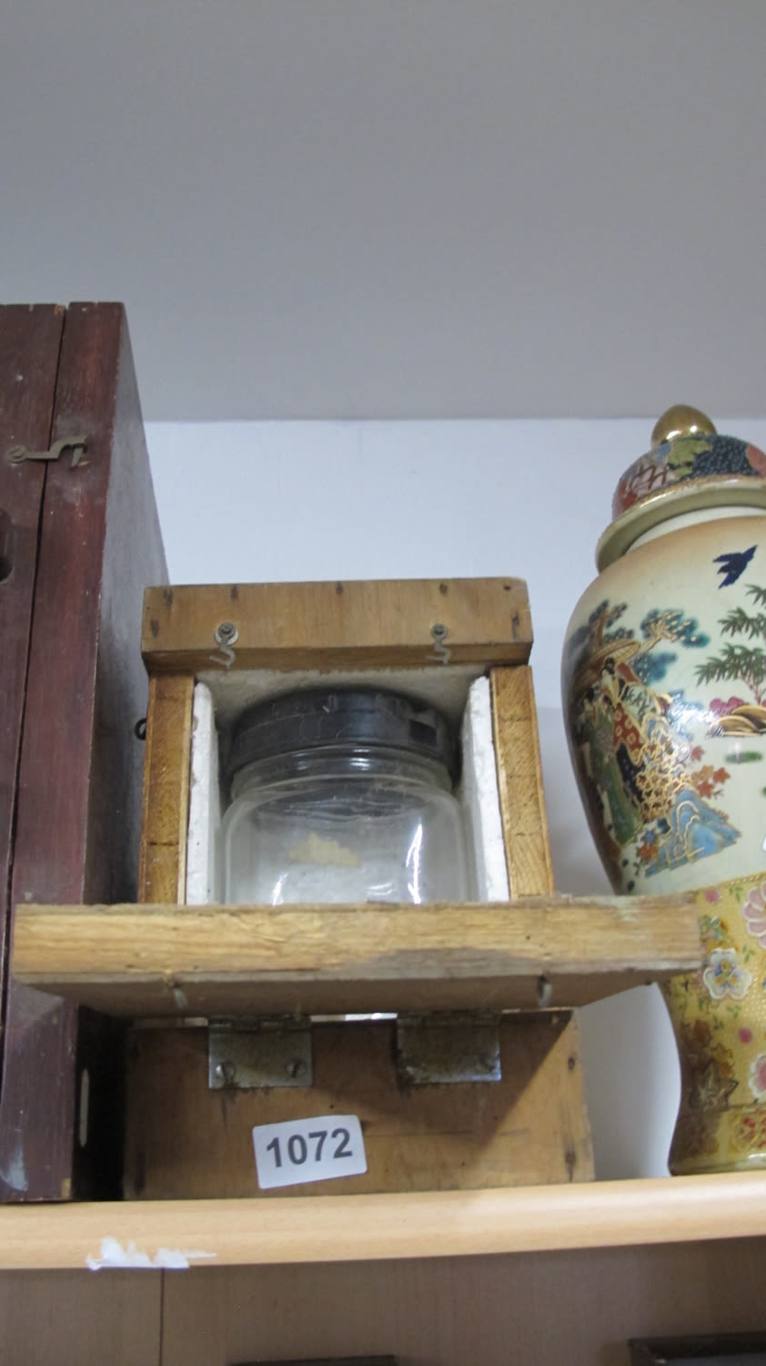 Lot 1072: boxed jar