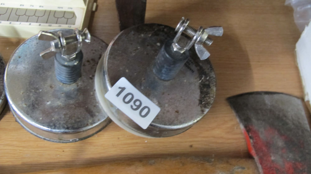 Lot 1090: vibration mounts