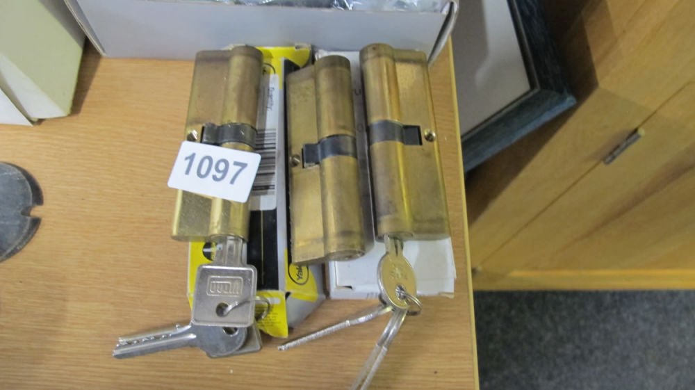 Lot 1097: yale barrel locks