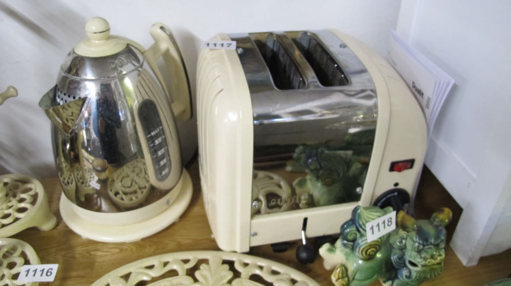 Lot 1117: toaster and kettle